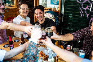 Atenas: Cerveja artesanal e comida de rua: tour guiado a pé