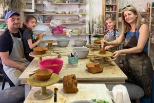 Athene: maak een keramische beker in een pottenbakkerij