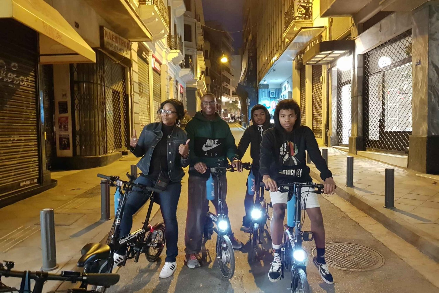 Atenas: Tour noturno de bicicleta elétrica