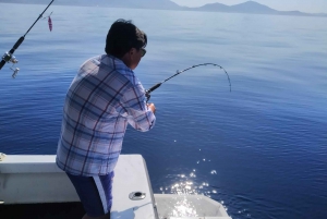 Athènes : Expérience de pêche sur un bateau avec repas de fruits de mer