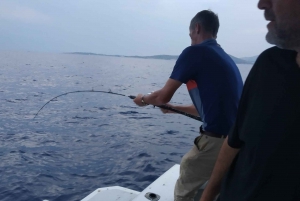 Atenas: experiência de viagem de pesca em um barco com refeição de frutos do mar