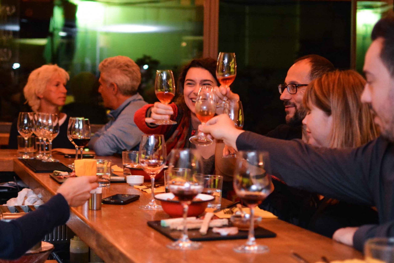 Ateena: Food and Wine Tasting Tour at Night