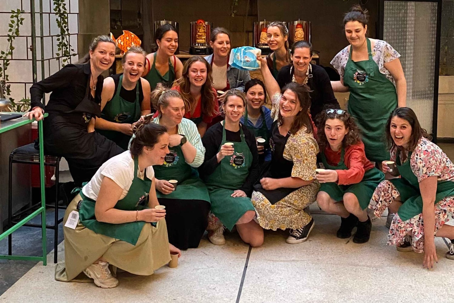 Ateena: Kreikkalainen souvlaki-pita-gyros-ruoanlaittokurssi paikallisen kanssa