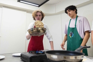 Ateena: Kreikkalainen souvlaki-pita-gyros-ruoanlaittokurssi paikallisen kanssa