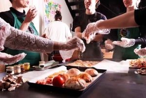 Ateena: Kreikkalainen souvlaki-pita-gyros-ruoanlaittokurssi paikallisen kanssa