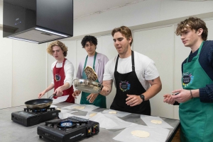 Ateena: Kreikkalainen souvlaki-pita-gyros-ruoanlaittokurssi paikallisen kanssa