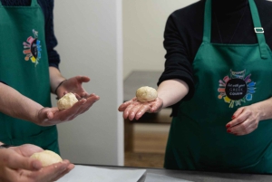 Ateena: Kreikkalainen souvlaki-pita-gyros-ruoanlaittokurssi paikallisen kanssa