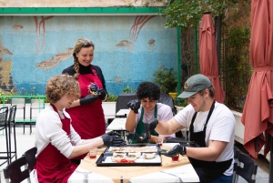 Ateena: Kreikkalainen souvlaki-pita-gyros-ruoanlaittokurssi paikallisen kanssa