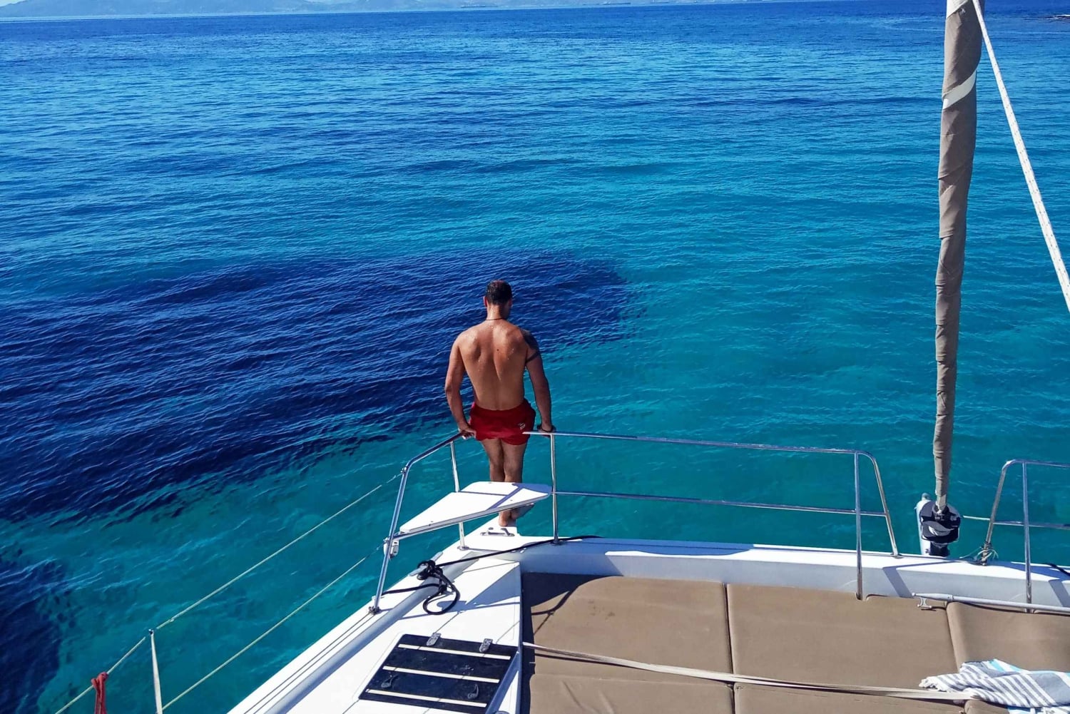 Atenas: Medio Día de Crucero Matinal en Catamarán con Comida y Bebidas