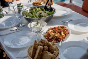 Atenas: Medio Día de Crucero Matinal en Catamarán con Comida y Bebidas