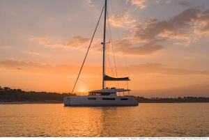 Athens: Half-Day Sunset Catamaran Cruise with Meal & Drinks