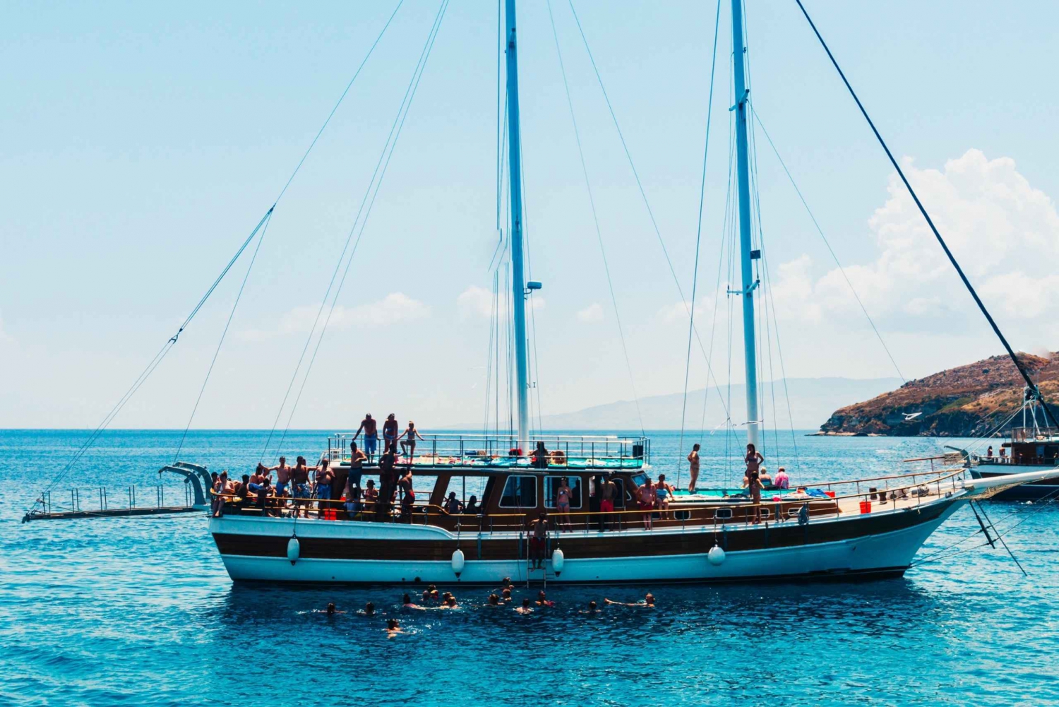 Atenas: Crucero por la Isla con Comida y Billete de Autobús Hop-On Hop-Off