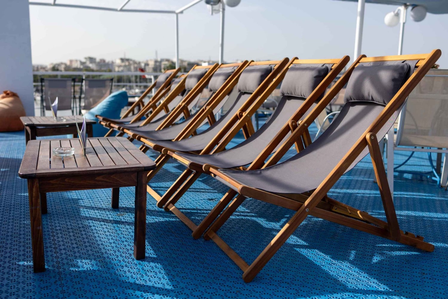 Aten: Dagskryssning med simning på öarna. DJ, lunch och dryck ingår.