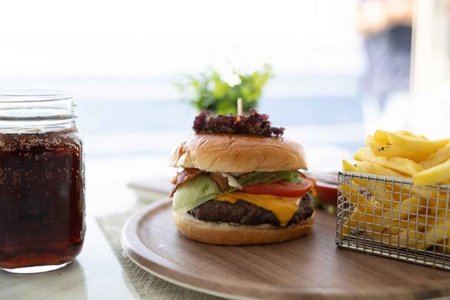 Aten: Dagskryssning med simning på öarna. DJ, lunch och dryck ingår.