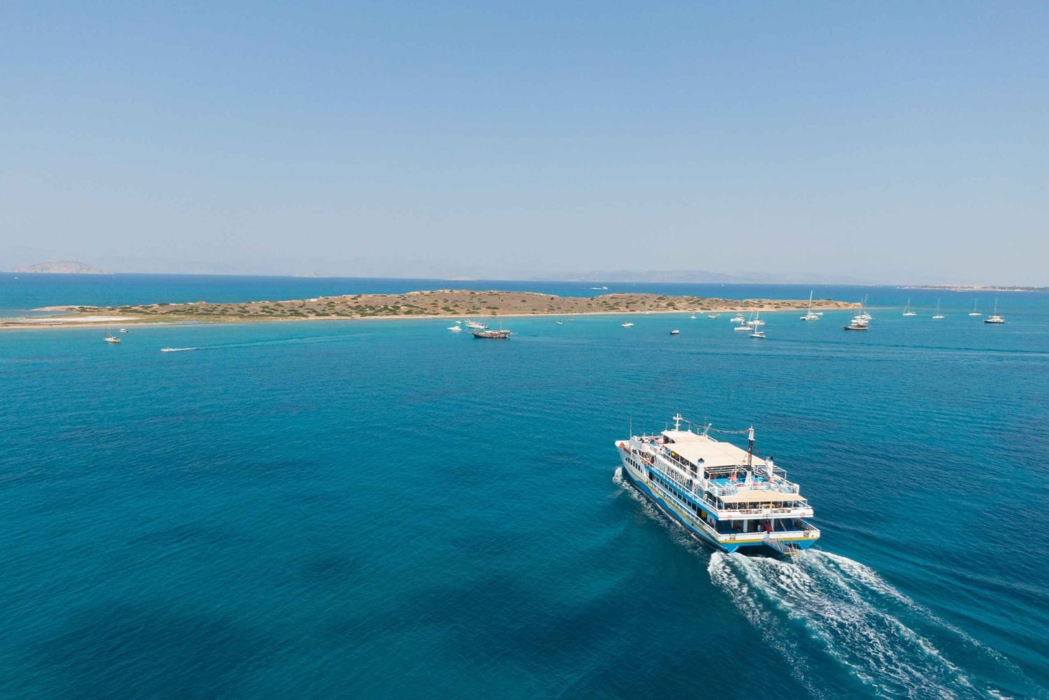 Aten: Dagskryssning med simning på öarna. DJ, lunch och dryck ingår.
