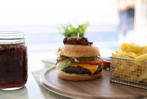 Aten: Dagskryssning med simning på öarna. DJ, lunch och dryck ingår.