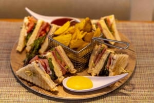 Aten: Dagskryssning med simning på öarna. DJ, lunch och dryck ingår.