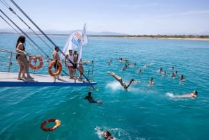 Aten: Dagskryssning med simning på öarna. DJ, lunch och dryck ingår.
