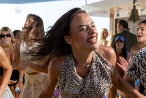 Aten: Dagskryssning med simning på öarna. DJ, lunch och dryck ingår.