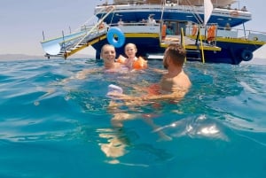 Aten: Dagskryssning med simning på öarna. DJ, lunch och dryck ingår.