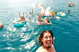 Aten: Dagskryssning med simning på öarna. DJ, lunch och dryck ingår.