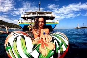 Aten: Dagskryssning med simning på öarna. DJ, lunch och dryck ingår.