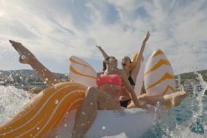 Aten: Dagskryssning med simning på öarna. DJ, lunch och dryck ingår.