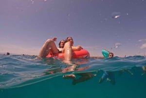 Aten: Dagskryssning med simning på öarna. DJ, lunch och dryck ingår.