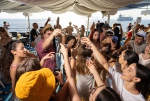 Aten: Dagskryssning med simning på öarna. DJ, lunch och dryck ingår.