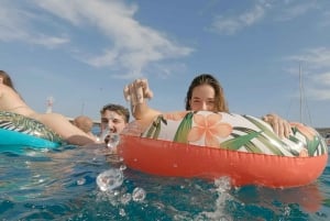 Aten: Dagskryssning med simning på öarna. DJ, lunch och dryck ingår.