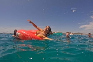 Aten: Dagskryssning med simning på öarna. DJ, lunch och dryck ingår.