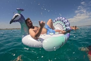 Aten: Dagskryssning med simning på öarna. DJ, lunch och dryck ingår.