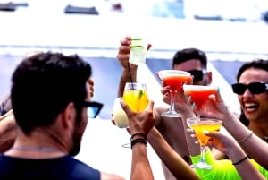 Aten: Dagskryssning med simning på öarna. DJ, lunch och dryck ingår.