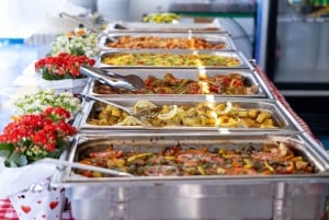 Aten: Dagskryssning med simning på öarna. DJ, lunch och dryck ingår.