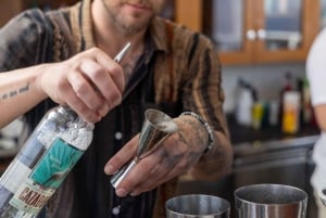 Aten: Dagskryssning med simning på öarna. DJ, lunch och dryck ingår.