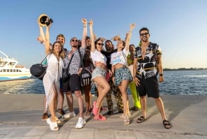 Aten: Dagskryssning med simning på öarna. DJ, lunch och dryck ingår.