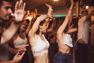 Atenas: baila ritmos latinos con una bebida de bienvenida
