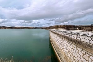 アテネマラソン湖、博物館、シャイニアス・ビーチ日帰りツアー