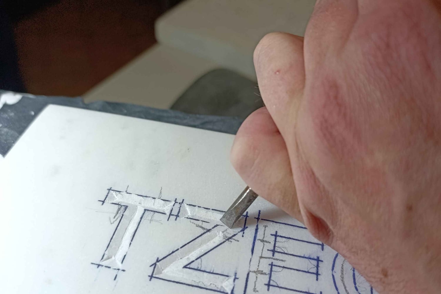 Atenas: Taller de talla de palabras en mármol