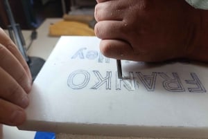 Atenas: Taller de talla de palabras en mármol