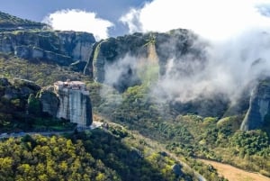 Atene: Escursione di un giorno a Meteora in spagnolo con guida dal vivo e pranzo