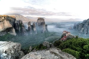 Atene: Escursione di un giorno a Meteora in spagnolo con guida dal vivo e pranzo