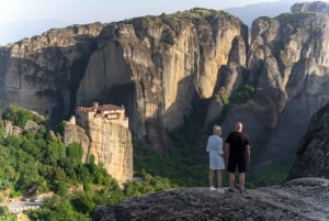 Atene: Escursione di un giorno a Meteora in spagnolo con guida dal vivo e pranzo