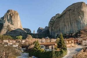 Atene: Escursione di un giorno a Meteora in spagnolo con guida dal vivo e pranzo