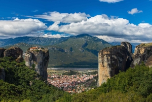 Atenas: Viagem de um dia de comboio a Meteora com almoço opcional