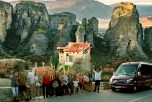 Athens: Meteora Day Trip in Spanish with Live Guide & Lunch