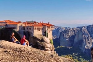 Athens: Meteora Day Trip in Spanish with Live Guide & Lunch