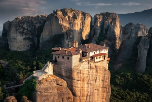 Athens: Meteora Day Trip in Spanish with Live Guide & Lunch