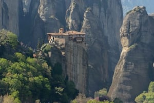 Athens: Meteora Day Trip in Spanish with Live Guide & Lunch