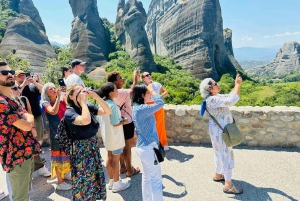 Athens: Meteora Day Trip in Spanish with Live Guide & Lunch